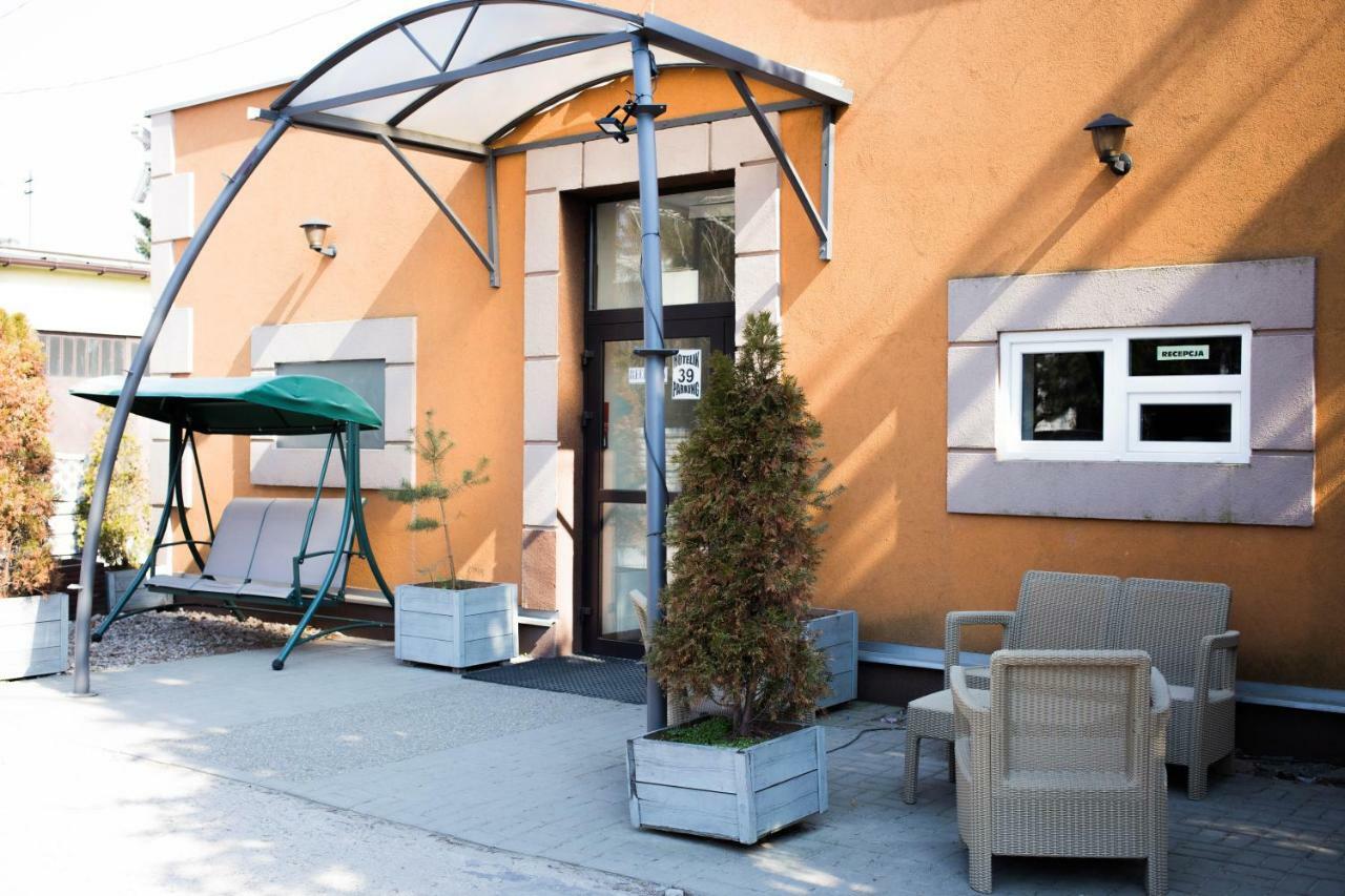 Hotelik Okecie 39 - Nocleg I Parking Blisko Lotnisko Okecie Βαρσοβία Εξωτερικό φωτογραφία
